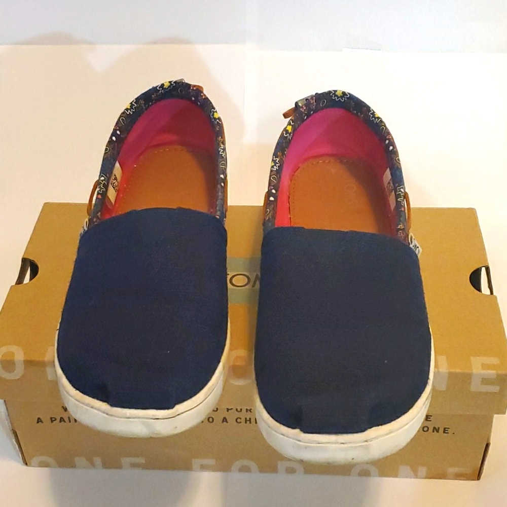 Blue floral toms